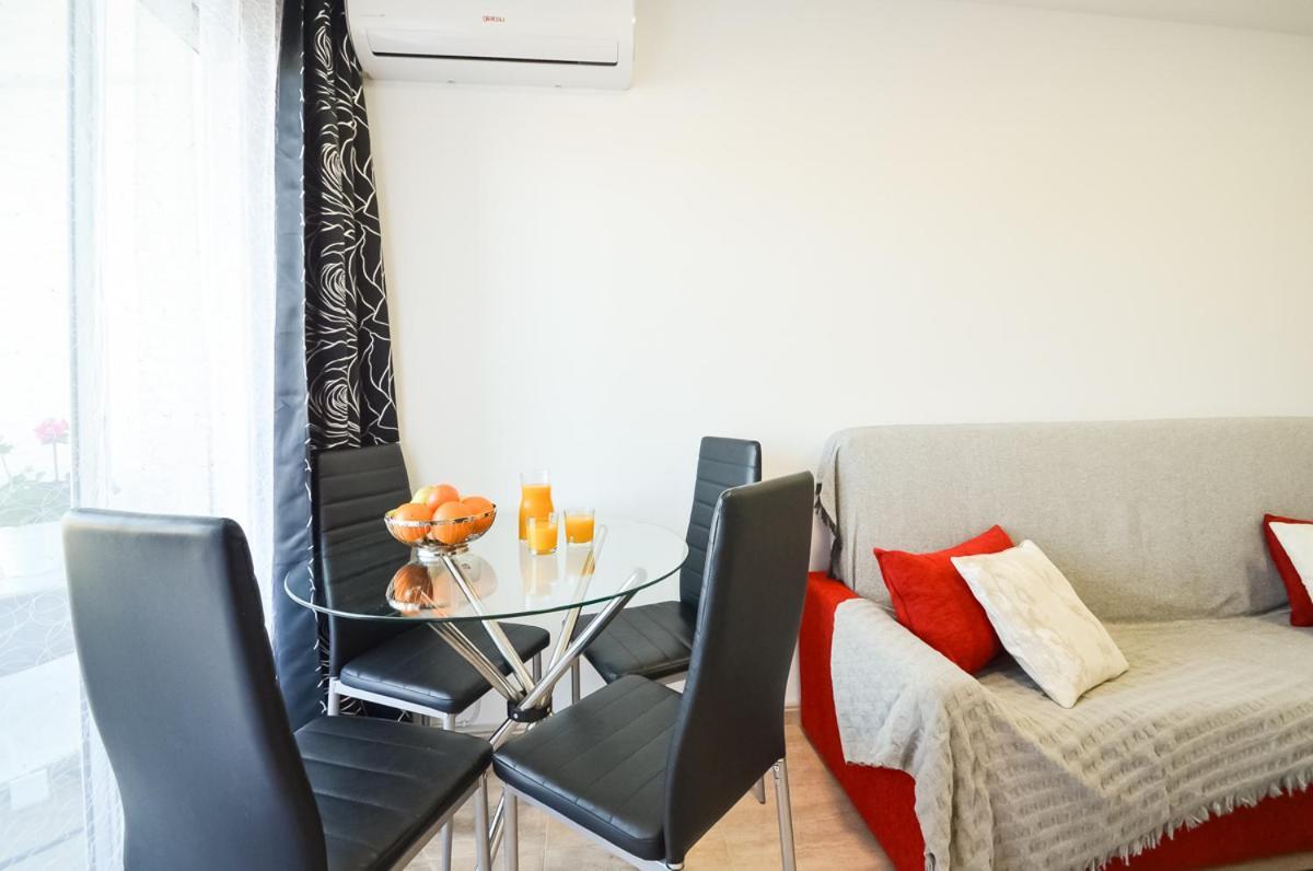 Schoene Wohnung Mit Pool , Wi-Fi Und Privat Garage ตอร์เรเวียคา ภายนอก รูปภาพ