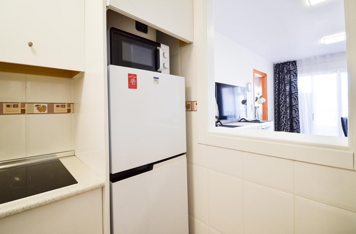 Schoene Wohnung Mit Pool , Wi-Fi Und Privat Garage ตอร์เรเวียคา ภายนอก รูปภาพ